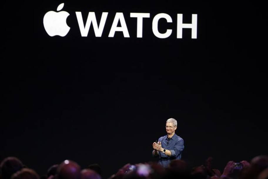 Tim Cook presenta l&#39;attesissimo Apple Watch (Reuters)